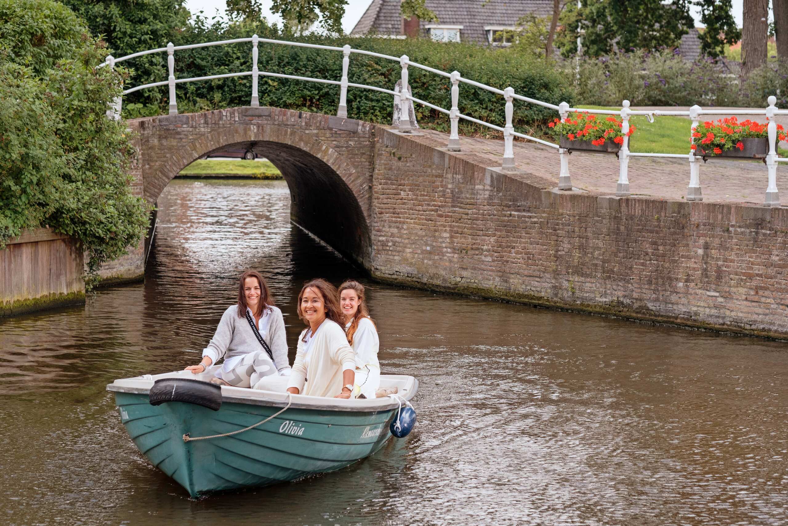 Vriendinnen varen door de Alkmaarse grachten in een bootje